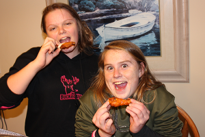 girls-enjoying-wings